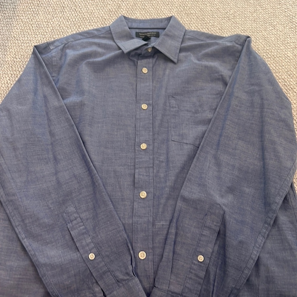 Banana Republic Mens Chambray Dress Shirt. Size Large.